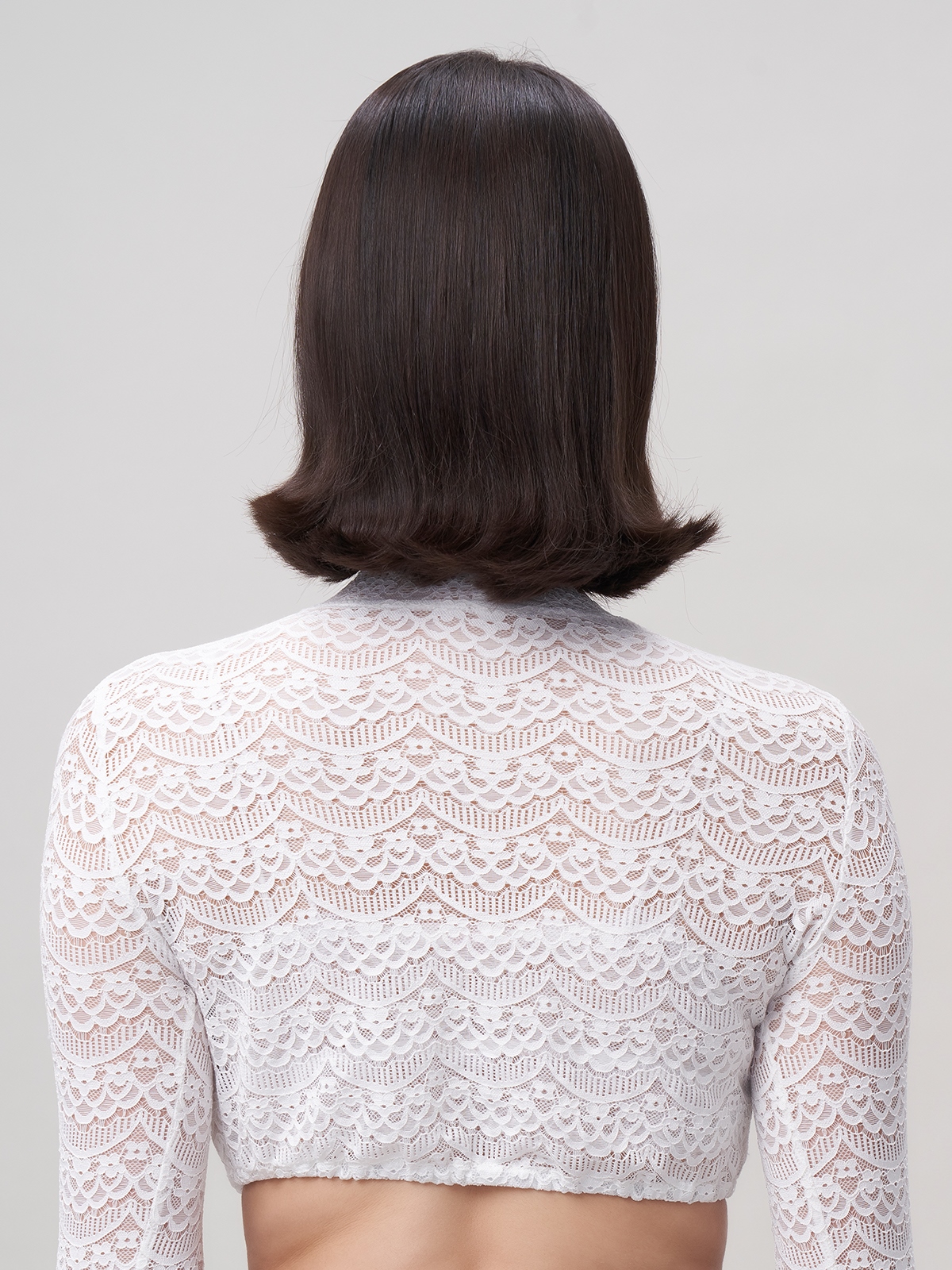 Tradition meets Modern: Ein elegantes weißes Dirndl mit modernen Accessoires