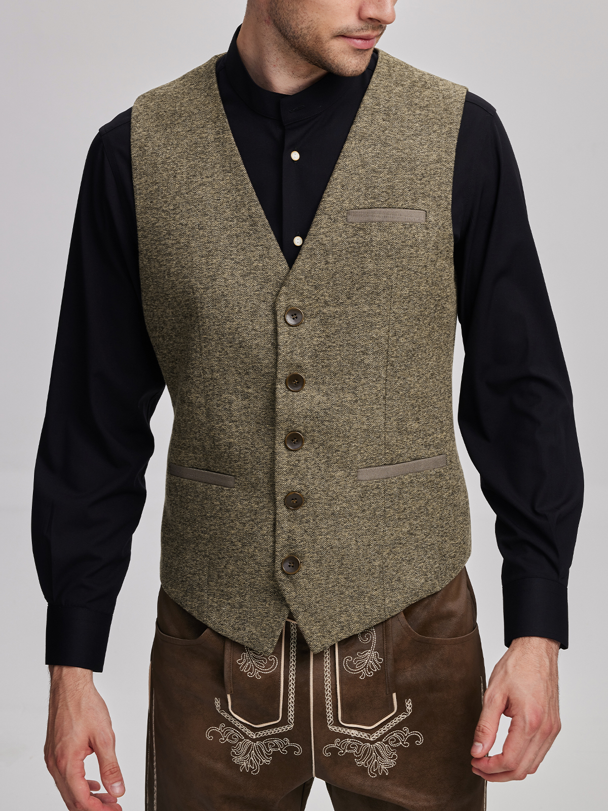 Modernes gelbes Dirndl mit Weste