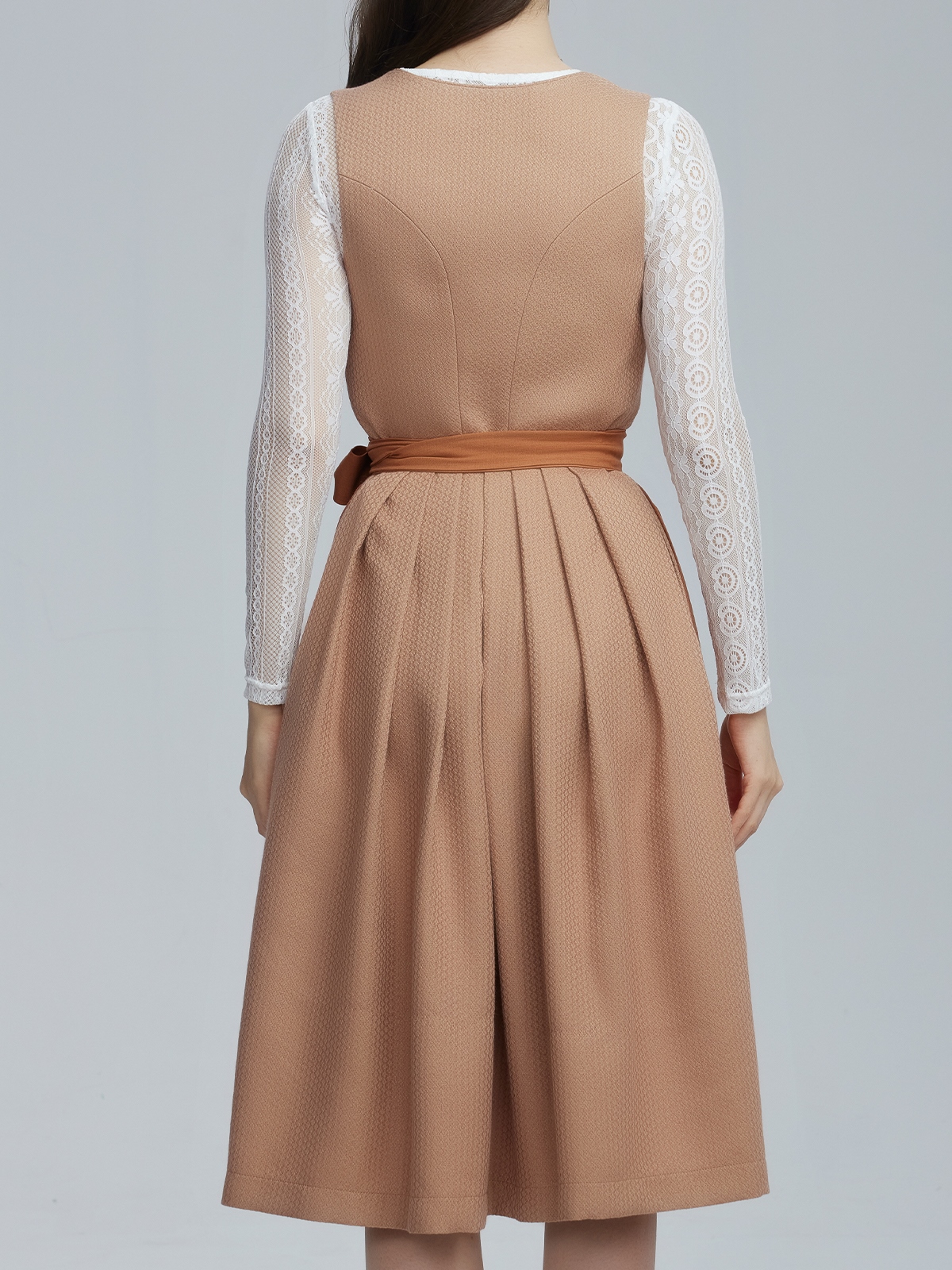 Eine braune Dirndlschürze aus Spitze, die perfekt zu einem traditionellen Dirndl passt.