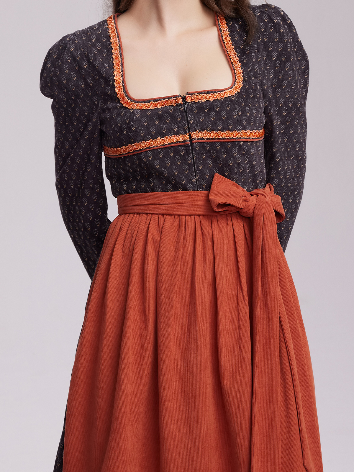 Modernes Dirndl in Schwarz mit figurbetonendem Schnitt